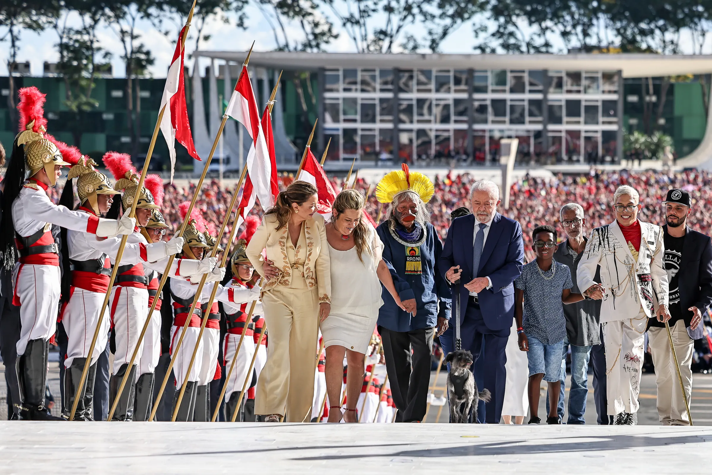 Lula climbs the ramp of the Planalto Palace accompanied by representatives of the Brazilian people, on January 1, 2023.